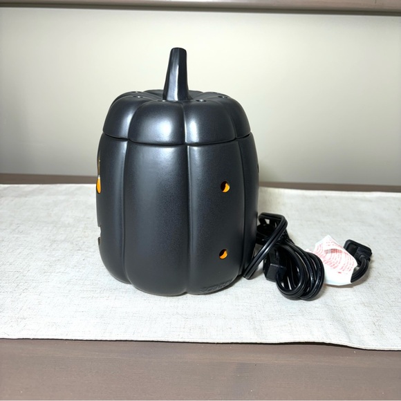 Scentsy Halloween Warmer ‘Jack’ Black Pumpkin Glow Jack-o’-lantern, Retired NIB - Picture 9 of 9